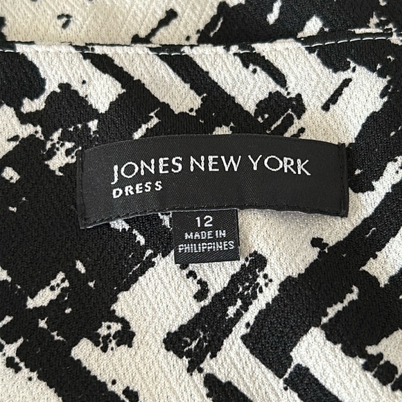Jones New York Dress, size 12, black and white sleeveless, with side zipper - Picture 5 of 9